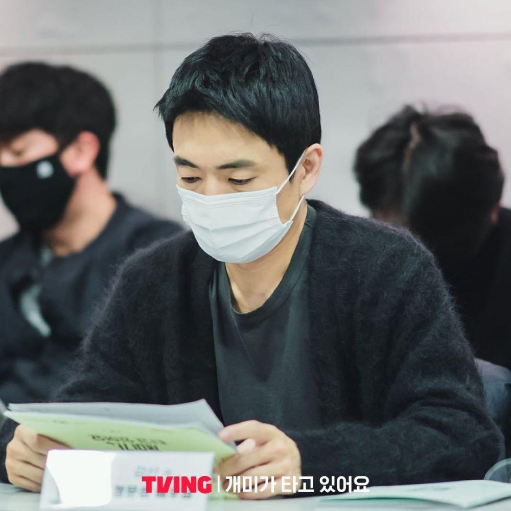 Jung Moon Sung di pembacaan naskah drama Stock Struck (instagram.com/tving.official)