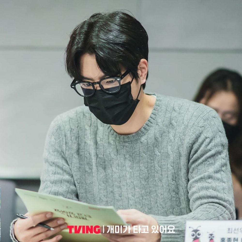 Hong Jong Hyun di pembacaan naskah drama Stock Struck (instagram.com/tving.official)