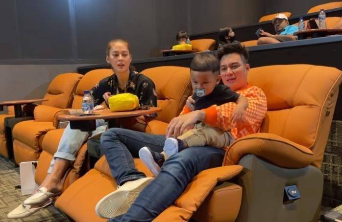 Sewa bioskop (youtube.com/baimpaula)