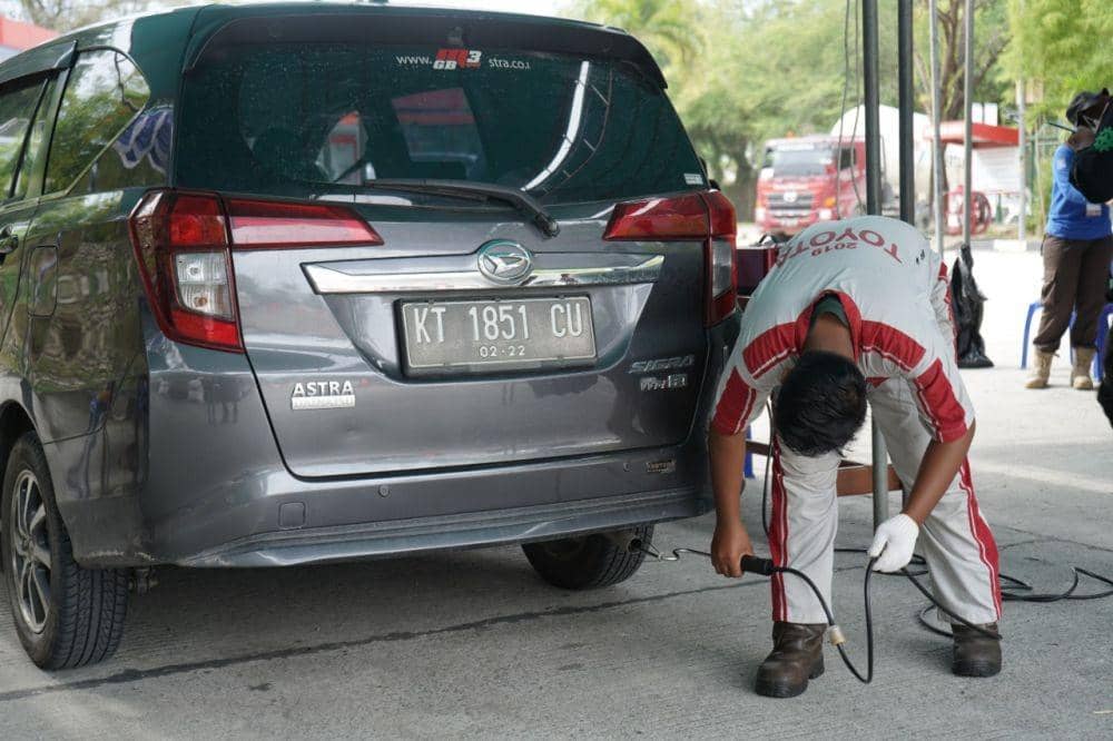 Kegiatan uji emisi kendaraan bermotor (spot check) di Balikpapan Kalimantan Timur (Kaltim). Foto Pertamina