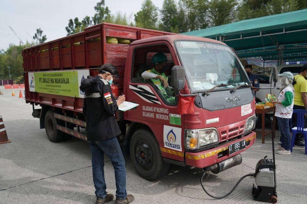 Kegiatan uji emisi kendaraan bermotor (spot check) di Balikpapan Kalimantan Timur (Kaltim). Foto Pertamina