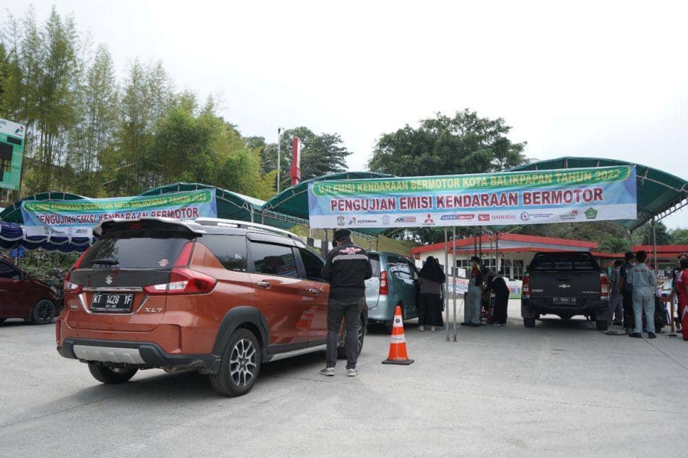 Kegiatan uji emisi kendaraan bermotor (spot check) di Balikpapan Kalimantan Timur (Kaltim). Foto Pertamina