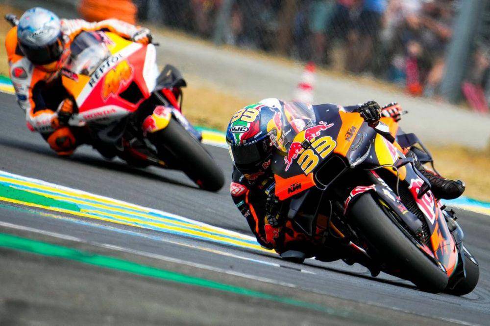 Brad Binder membalap dengan kondisi sayap yang rusak. (motogp.com)