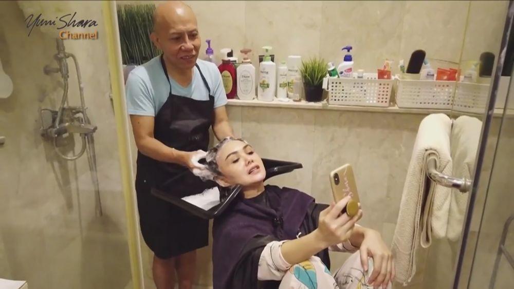 Yuni Shara nyalon di rumah (youtube.com/yunisharachannel)