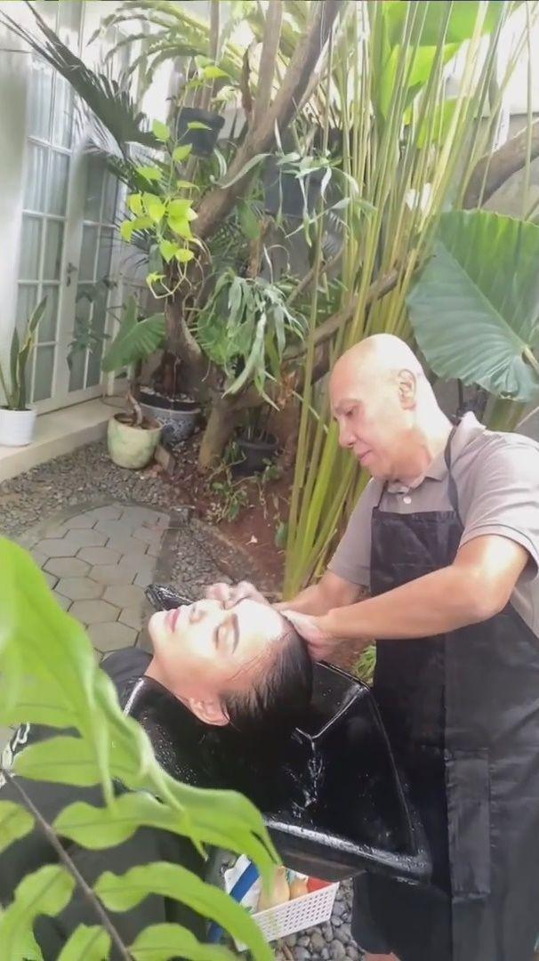 Yuni Shara nyalon di rumah (youtube.com/yunisharachannel)