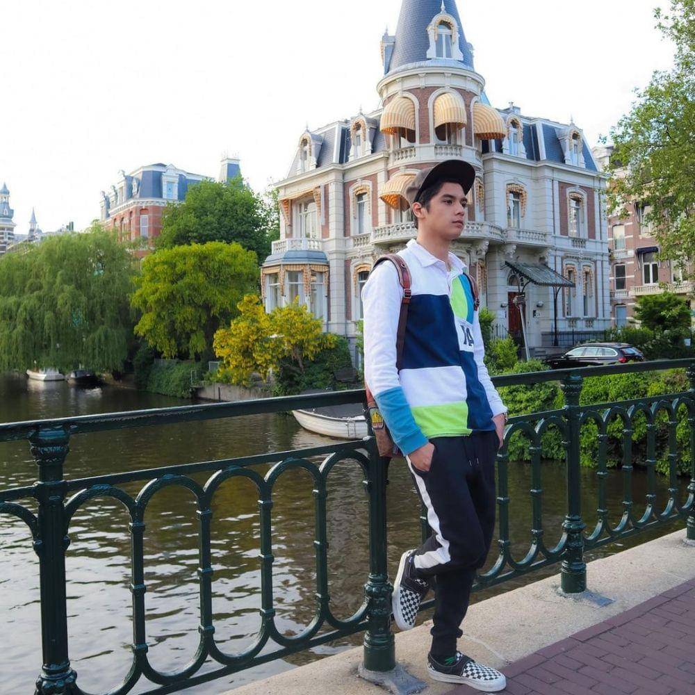 Potret OOTD berkerah ala Al Ghazali (instagram.com/alghazali7)