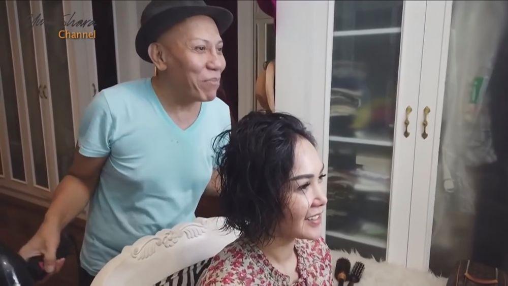 Yuni Shara nyalon di rumah (youtube.com/yunisharachannel)