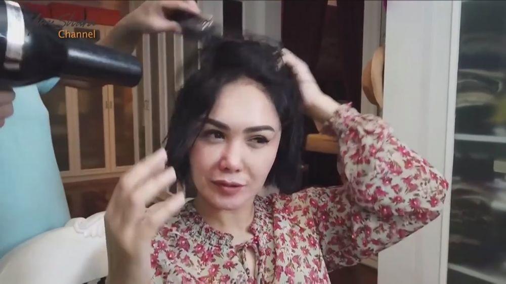 Yuni Shara nyalon di rumah (youtube.com/yunisharachannel)