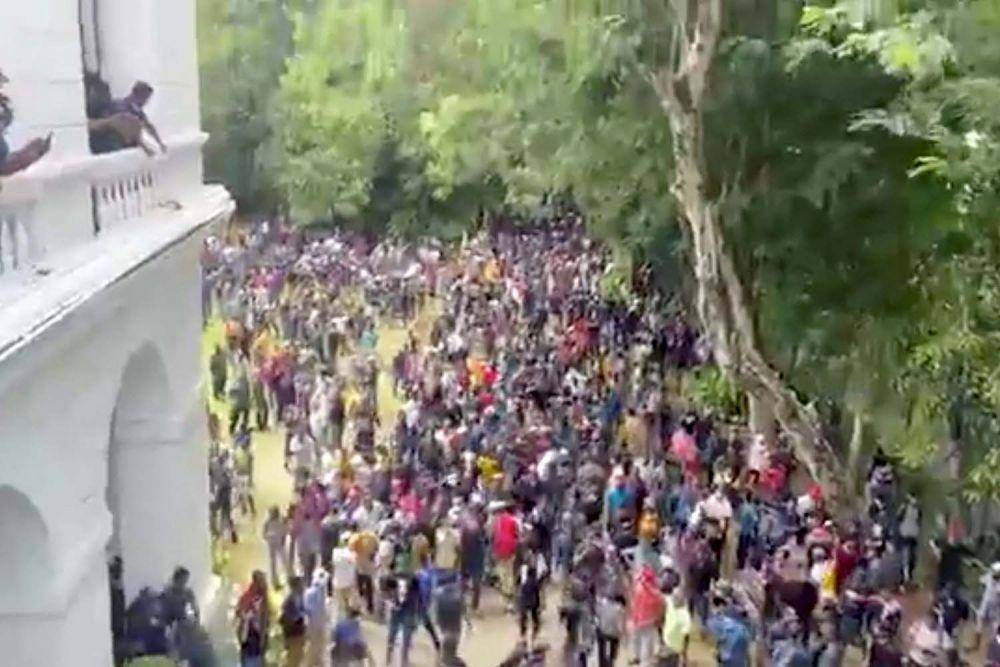 Foto warga berdemo di kediaman Presiden, setelah Presiden Gotabaya Rajapaksa kabur di tengah krisis ekonomi, di Kolombo, Sri Lanka, diambil dari video yang beredar di media pada Sabtu. (9/7/2022)(ANTARA FOTO/News Cutter via REUTERS)