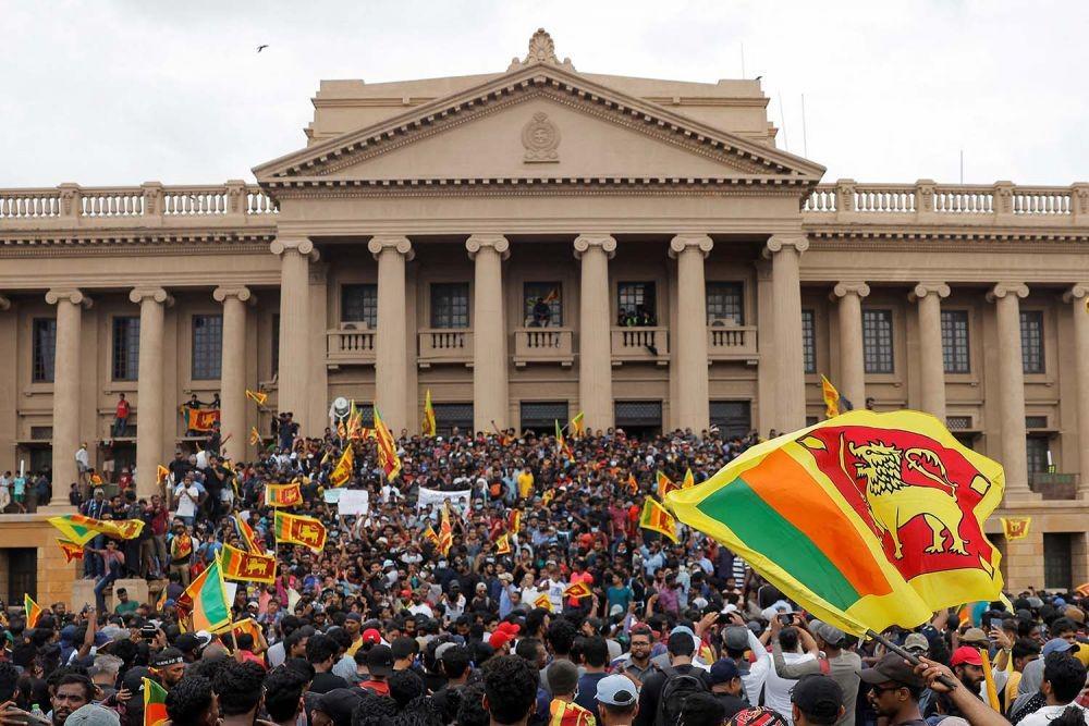 Demonstran melakukan aksi protes di lingkungan Sekretariat Presiden, setelah Presiden Gotabaya Rajapaksa kabur di tengah krisis ekonomi yang melanda negara tersebut, di Kolombo, Sri Lanka, Sabtu. (9/7/2022)(ANTARA FOTO/REUTERS/Dinuka Liyanawatte)