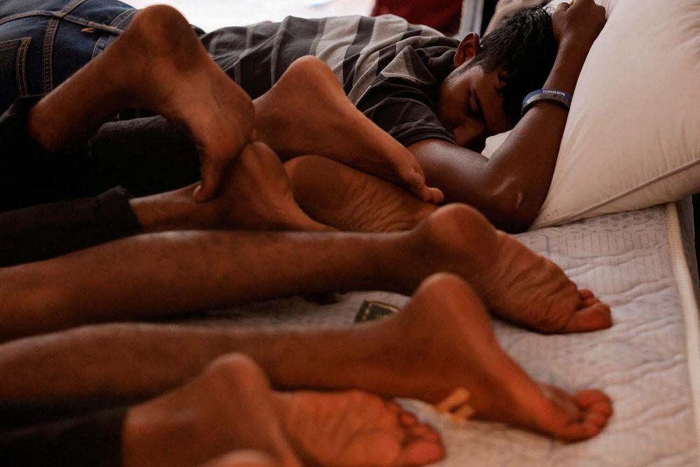 Demonstran tidur di sebuah kamar di dalam rumah Presiden Gotabaya Rajapaksa pada hari berikutnya setelah para demonstran memasuki rumah tersebut setelah Presiden kabur di tengah krisis ekonomi negara di Colombo, Sri Lanka, Minggu (10/7/2022). (ANTARA FOTO/ REUTERS/Dinuka Liyanawatte)