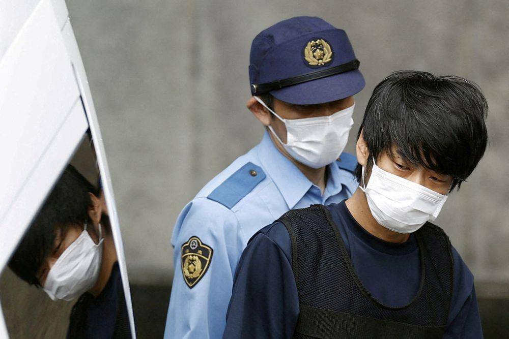 Tetsuyo Yamagami, terduga pelaku pembunuhan mantan Perdana Menteri Jepang Shinzo Abe, dikawal oleh seorang polisi saat dibawa ke kejaksaan di kantor polisi Nara-nishi di Nara, Jepang barat, Minggu (10/7/2022). (ANTARA FOTO/Kyodo via REUTERS)