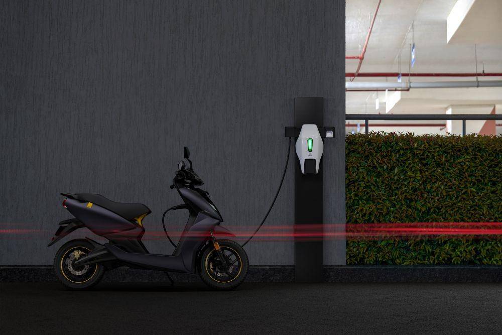 Ilustrasi pengisian daya baterai motor listrik (unsplash.com/Ather Energy)