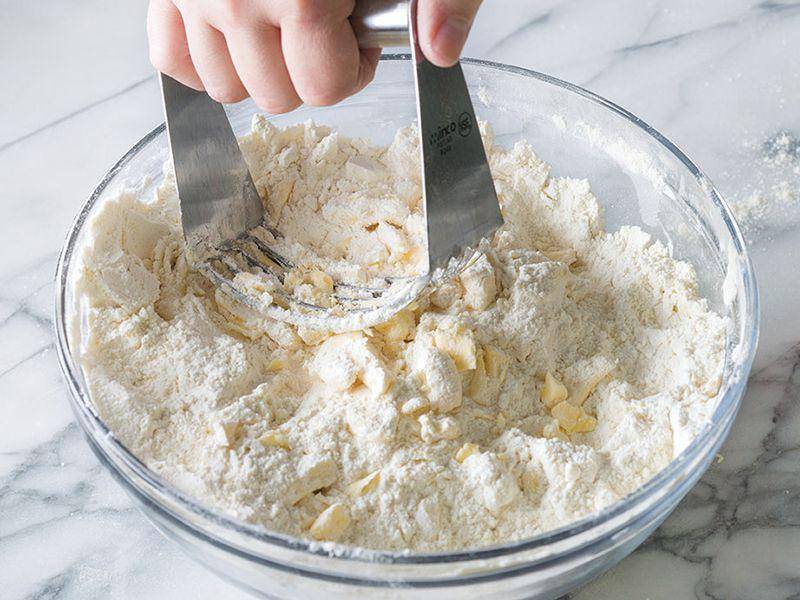 mencampurkan margarin dan tepung (bakefromscratch.com)
