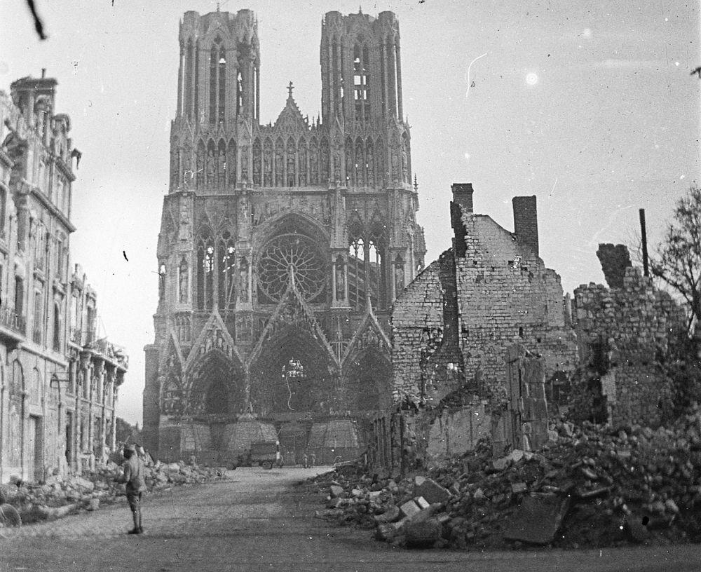 potret Katedral Reims yang mengalami kerusakan akibat pengeboman pada era Perang Dunia I di tahun 1914 (commons.wikimedia.org/anonymous)