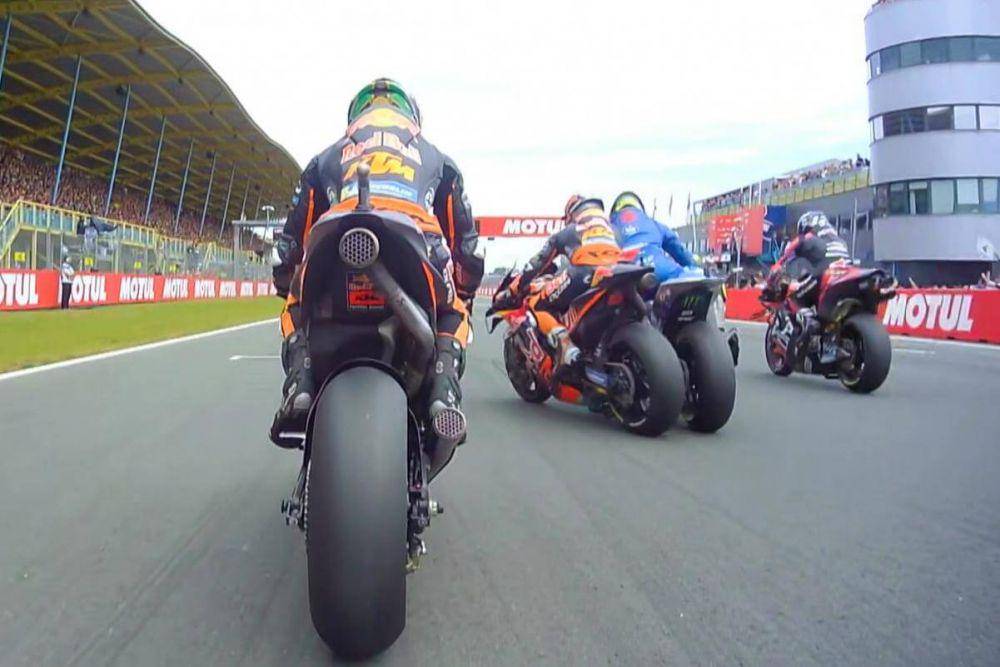 Miguel Oliveira saat bersenggolan dengan Joan Mir di MotoGP Belanda. (motogp.com)