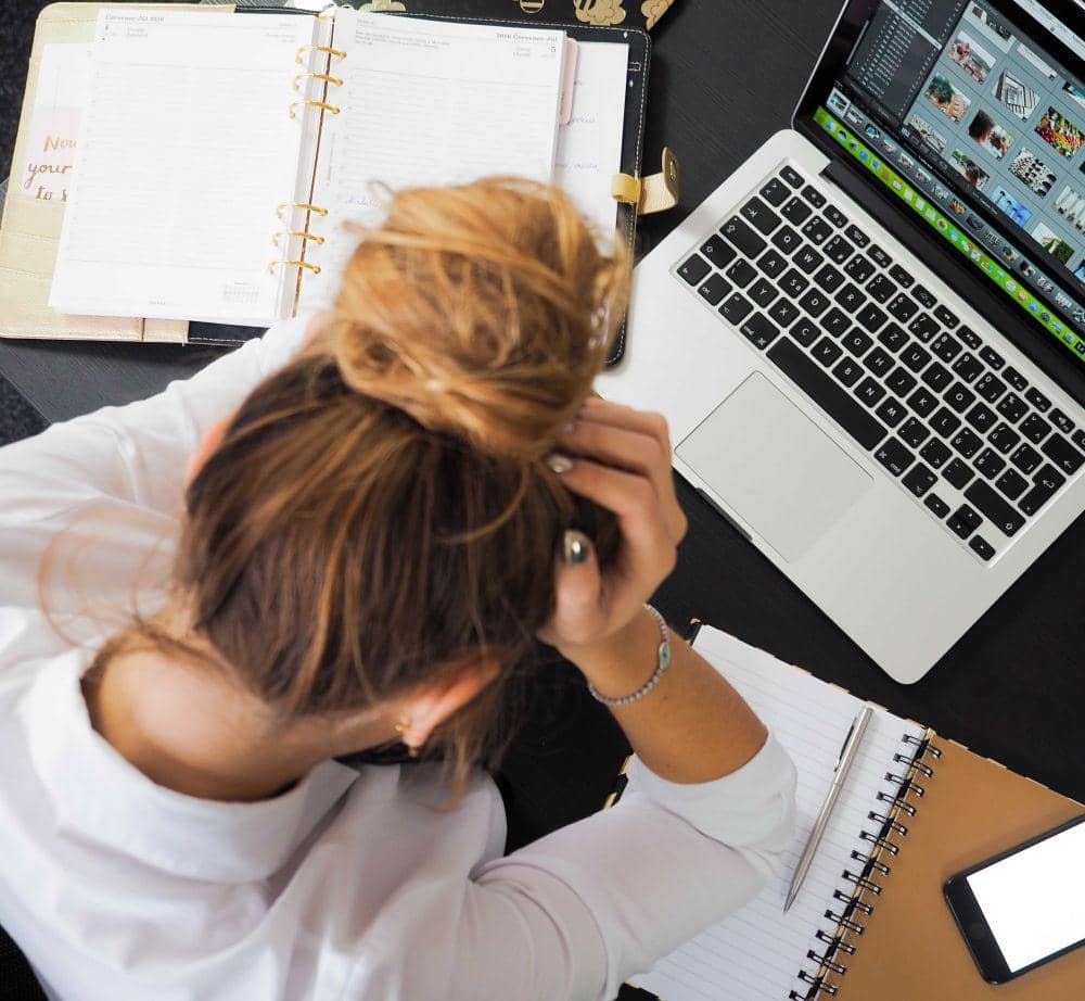 ilustrasi gatal ketombe (pexels.com/Yang Krukov)