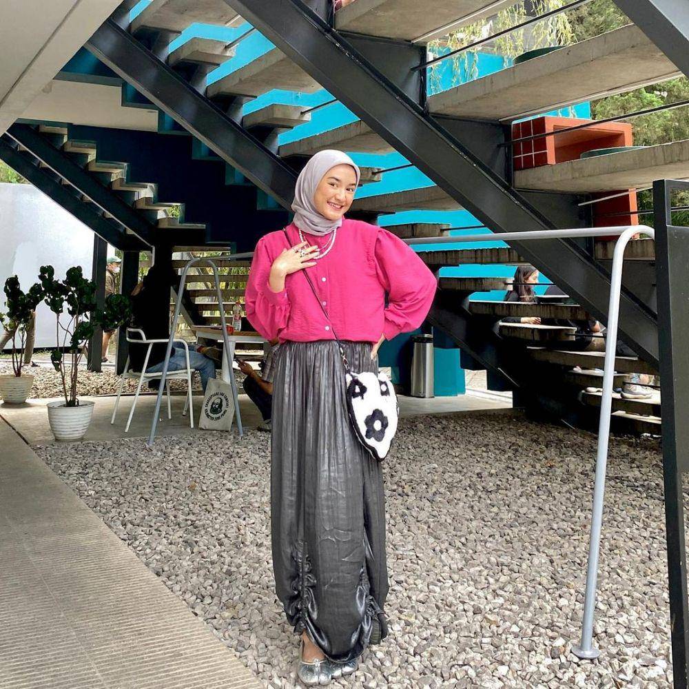 ide OOTD dengan warna fuchsia (instagram.com/jihanrifaa)