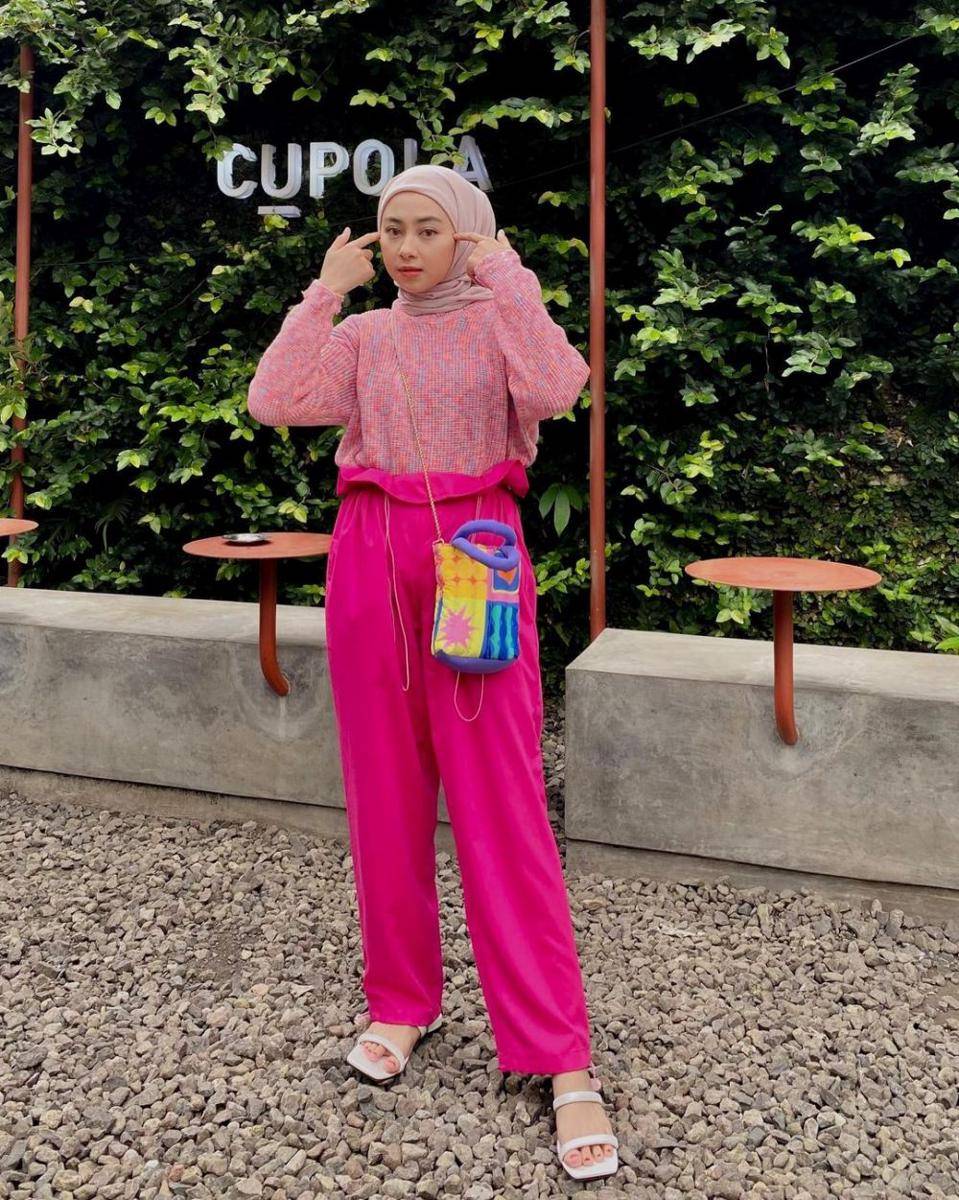 ide OOTD dengan warna fuchsia (instagram.com/renandaand)