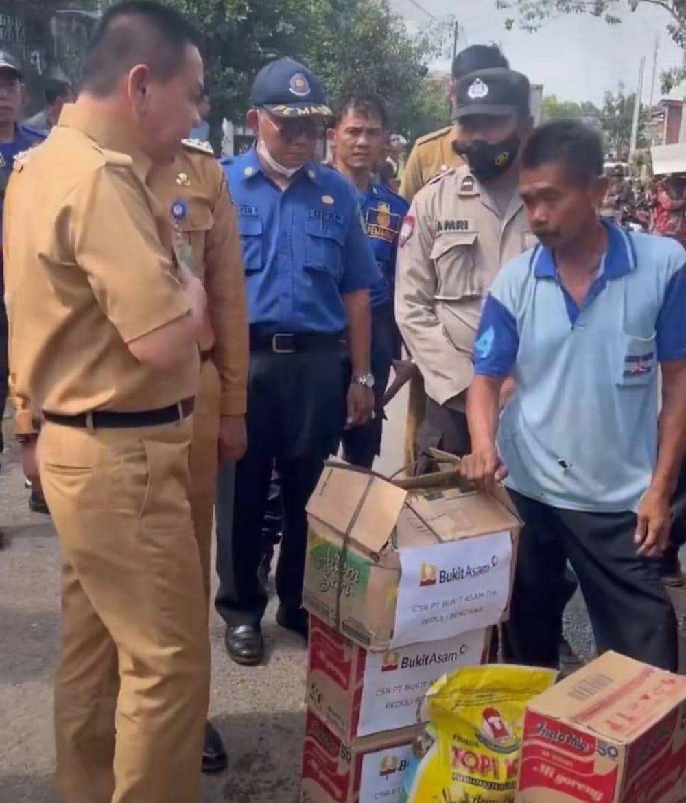 (Pj Bupati Muara Enim saat meninjau lokasi kebakaran di Lawang Kidul) IDN Times/Istimewa