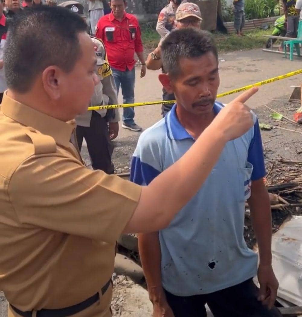 (Pj Bupati Muara Enim saat meninjau lokasi kebakaran di Lawang Kidul) IDN Times/Istimewa