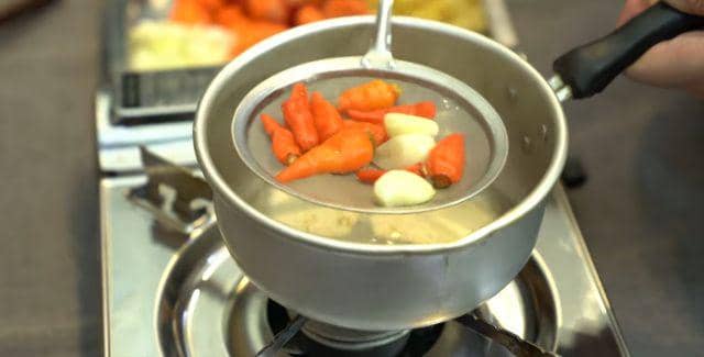 ilustrasi merebus bawang putih dan cabai (youtube.com/Menu CampurSari)