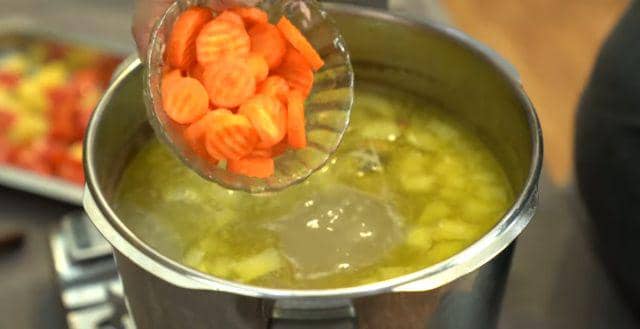 gambar sayuran yang dimasukkan ke sop buntut kuah bening (youtube.com/Menu CampurSari)