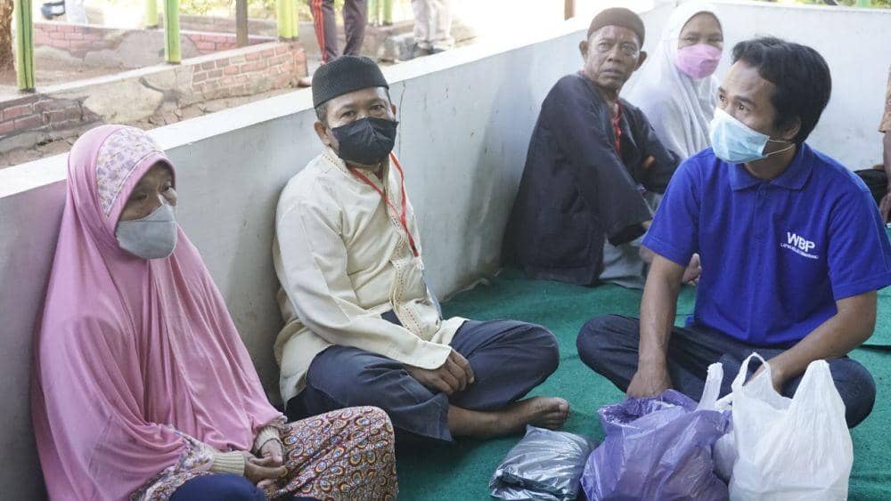 Sejumlah narapidana saat dibesuk keluarganya di Lapas Kedungpane Semarang. (Dok Humas Lapas Kedungpane Semarang)