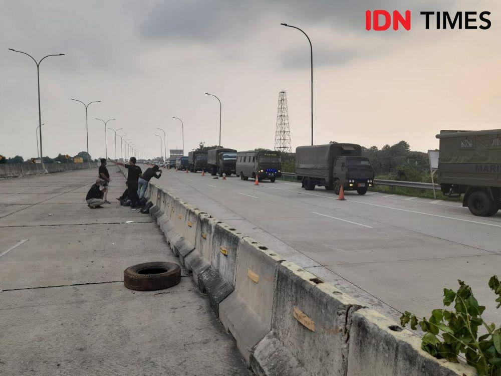 Ahli waris Tol Jatikarya Bekasi bakar ban, tuntut ganti rugi lahan. (IDN Times/Imam Faishal)