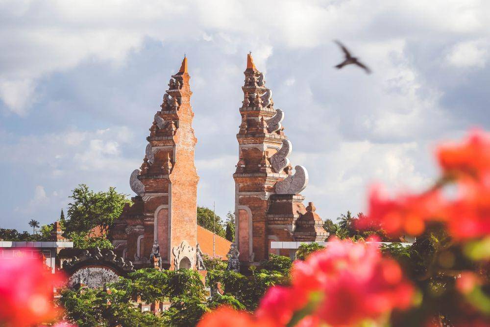 Ilustrasi pura di Bali (unsplash.com/jeremybishop)