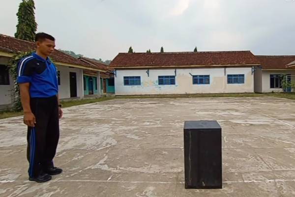 Teknik awalan sebagai teknik lompat jongkok (dok. YouTube/Pak Eko 86)