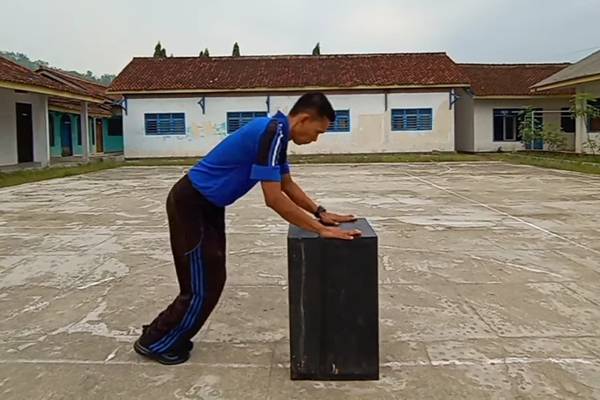 Teknik tolakan sebagai teknik lompat jongkok (dok. YouTube/Pak Eko 86)