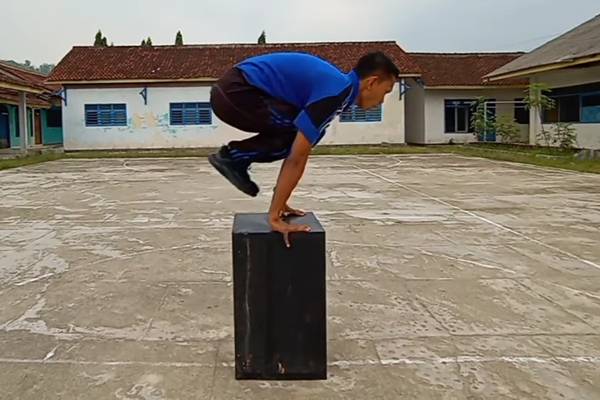 Teknik melompat sebagai teknik lompat jongkok (dok. YouTube/Pak Eko 86)