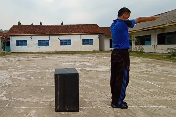 Teknik mendarat sebagai teknik lompat jongkok (dok. YouTube/Pak Eko 86)