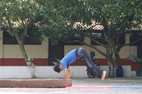 Teknik tolakan dan loncatan sebagai teknik dasar lompat harimau (dok. YouTube/iaNYuliyanto)
