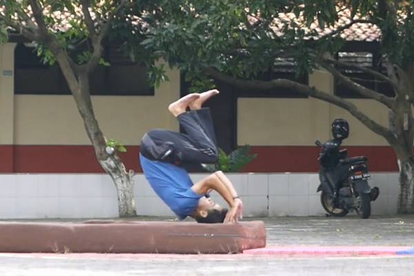 Teknik gulingan sebagai teknik dasar lompat harimau (dok. YouTube/iaNYuliyanto)