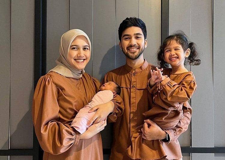 9 Potret Artis Momong Bayi di Hari Raya Idul Adha, Bahagia Pol
