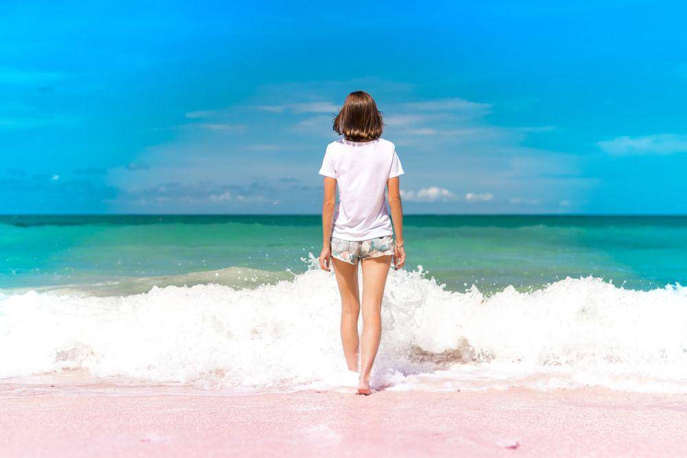 ilustrasi menikmati suasana pantai (pexels.com/Artem Beliaikin)