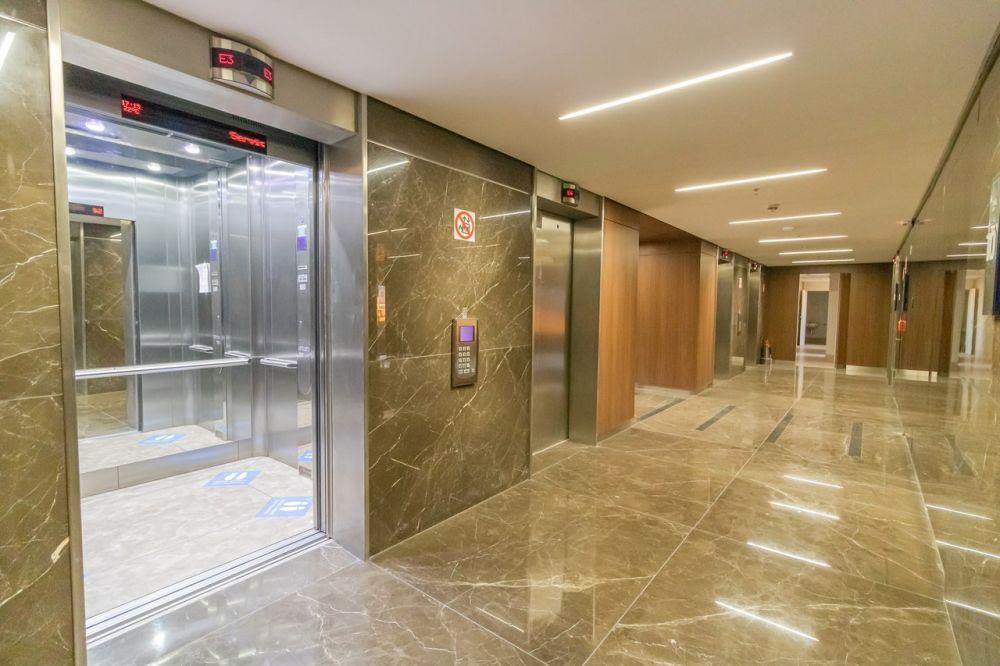 Sering ke Mall? Pahami 6 Etika Umum Naik Lift