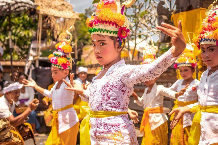 Ilustrasi melestarikan budaya daerah untuk mencegah kepunahan. (unsplash.com/Artem Beliaikin)