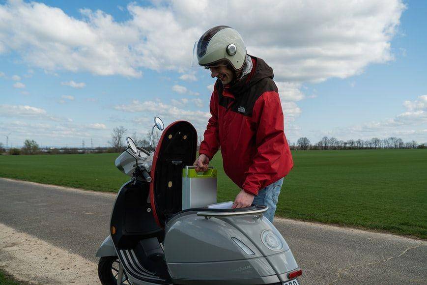 Pastikan untuk mengetahui kapasitas baterai motor listrikmu (unsplash.com/Kumpan Electric)