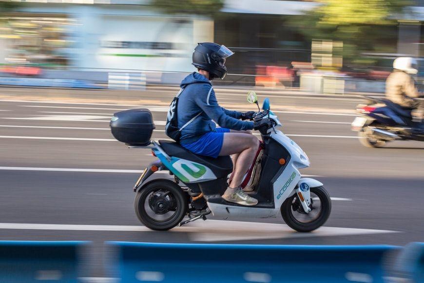 Jangan tancap gas motor listrik di kecepatan tinggi secara tiba-tiba (unsplash.com/JavyGo)