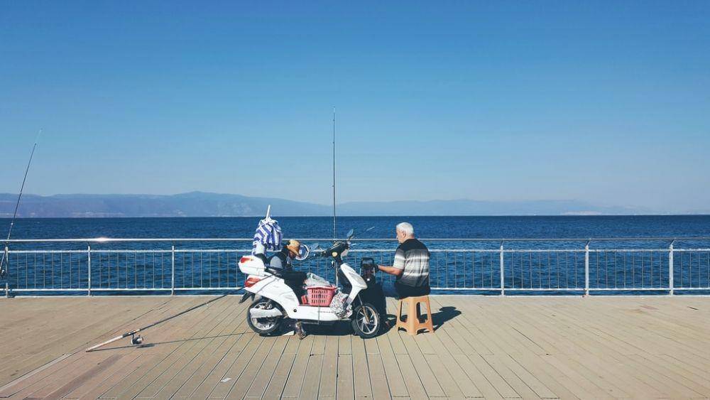 Ilustrasi barang bawaan di motor yang berlebih (unsplash.com/Zeynep Sümer)