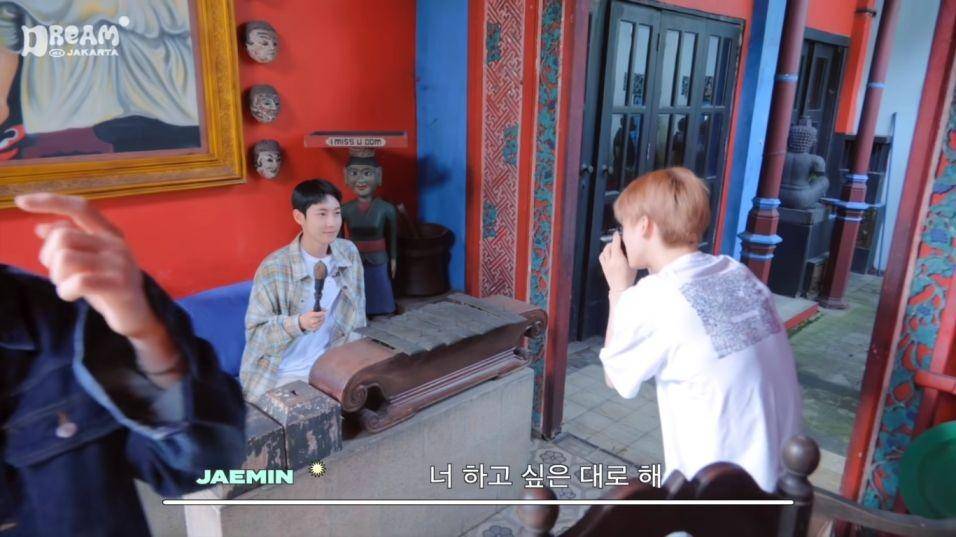 potret Jisung NCT bermain gamelan (YouTube/NCT DREAM)