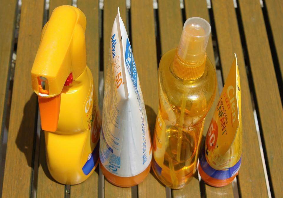 Ilustrasi sunscreen dan sunblock (pixabay.com/chezbeate)
