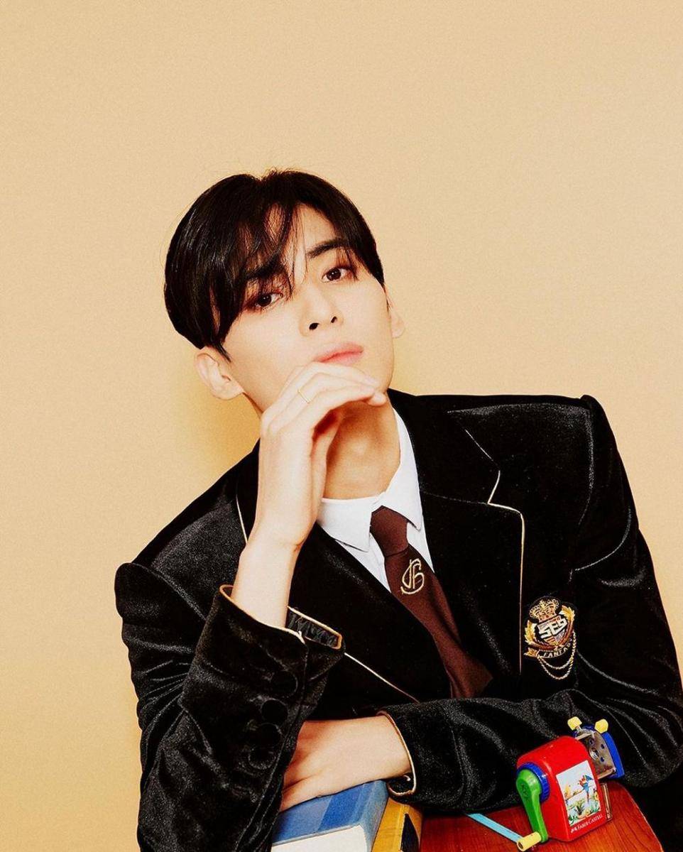 Yoo Taeyang menggunakan seragam sekolah (instagram.com/taeyang_0228)