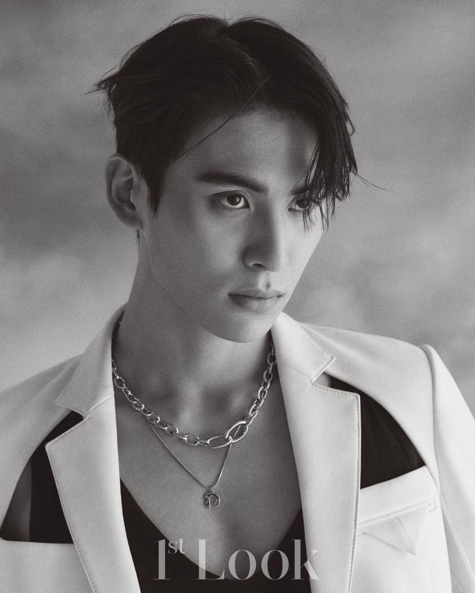 Yoo Taeyang dalam pemotretan majalah 1st Look (instagram.com/taeyang_0228)