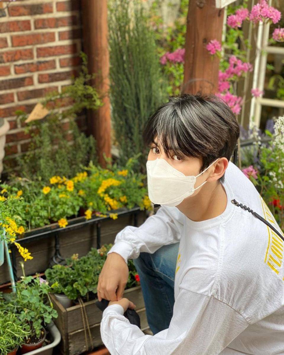 Yoo Taeyang berfoto dengan bunga (instagram.com/taeyang_0228)