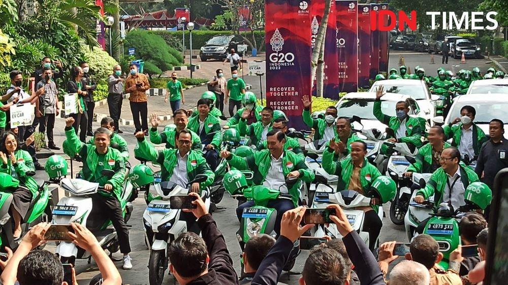 Menko Marves Luhut Binsar Pandjaitan dalam peluncuran GrabElectric di Kantor Kemenko Marves, Selasa (12/7/2022). (IDN Times/Trio Hamdani).
