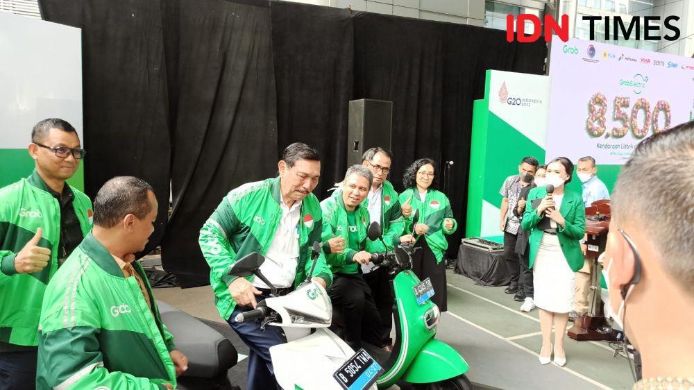 Menko Marves Luhut Binsar Pandjaitan dalam peluncuran GrabElectric di Kantor Kemenko Marves, Selasa (12/7/2022). (IDN Times/Trio Hamdani).